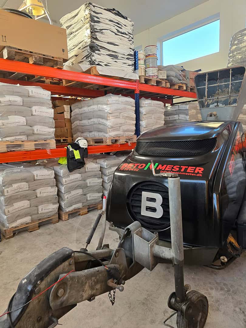 Sække med materialer til isolering af gulv stablet på lager