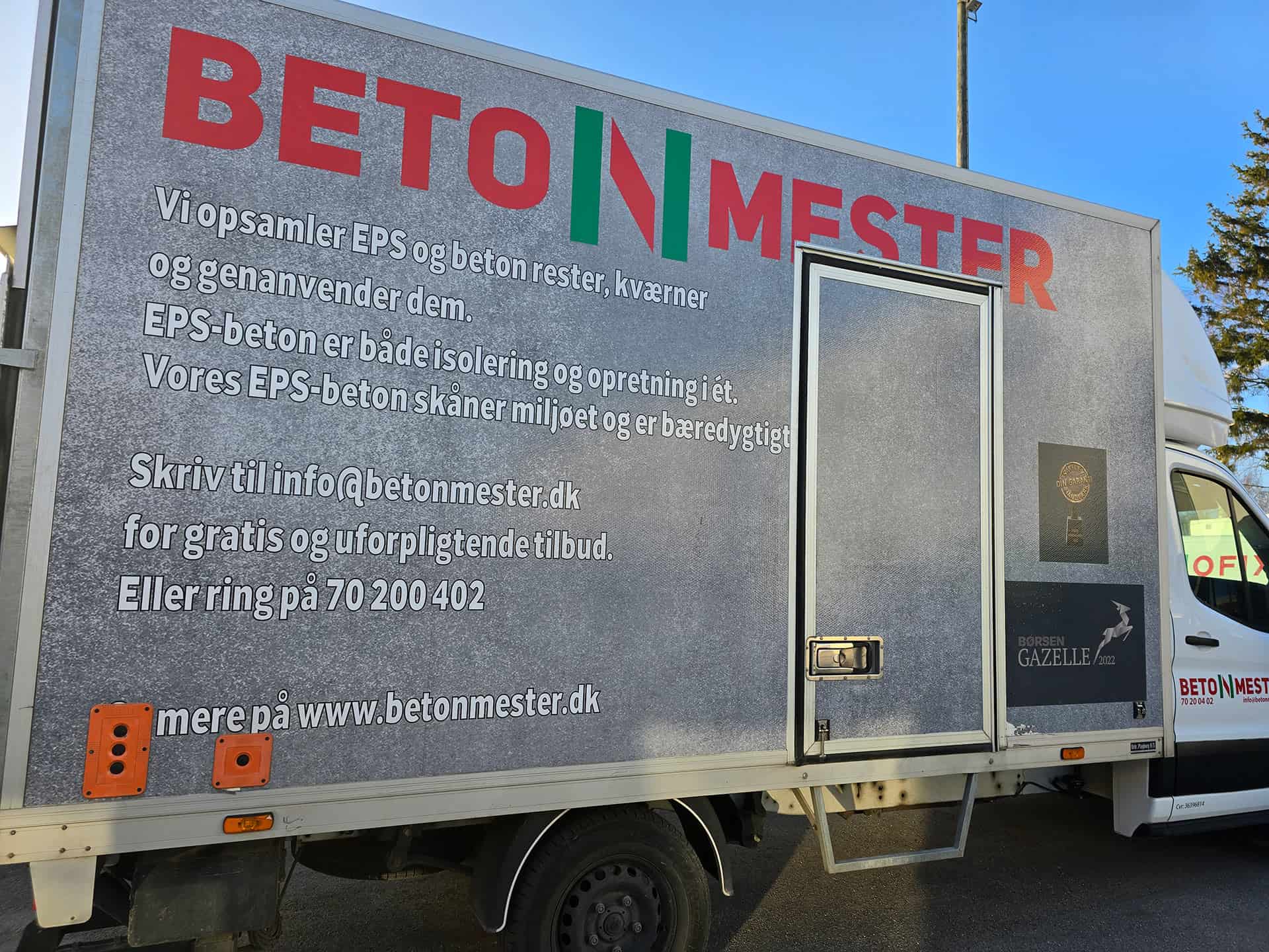 Betonmester firmabil med reklame - "BETONMESTER UNDERGULVE I SÆRKLASSE"