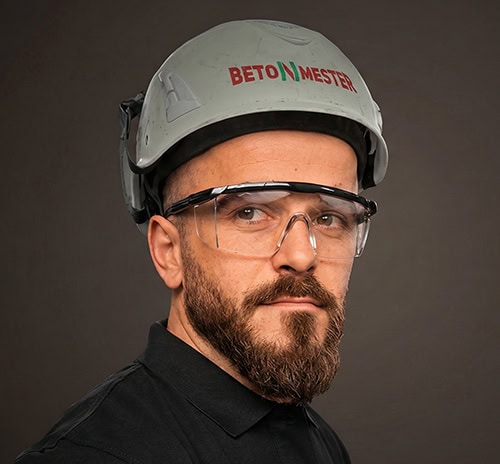 Medarbejder med sikkerhedsbriller og Betonmester beskyttelseshjelm